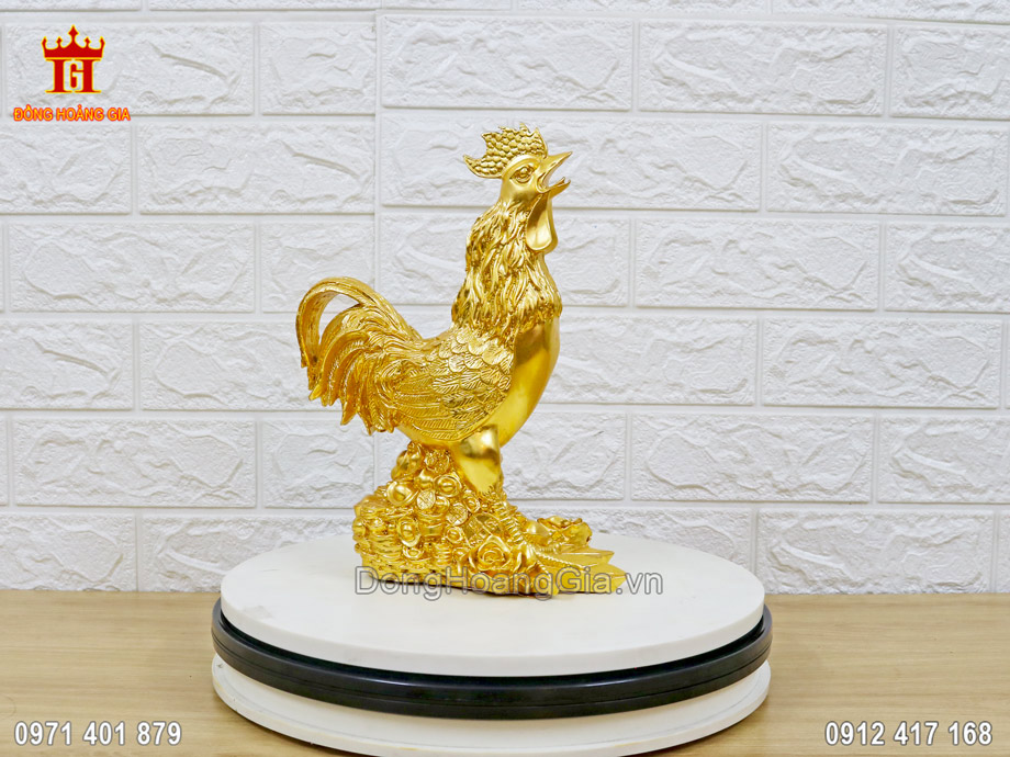 Pho tượng gà trống trong tư thế vương giả bằng đồng dát vàng đẹp
